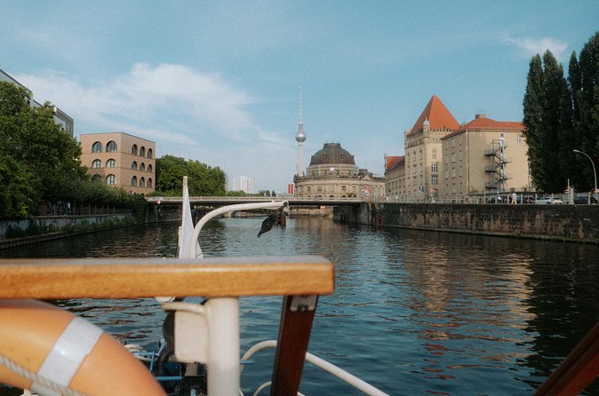 1-hour Sightseeing Boat Cruise Through Historic City Center - What the $26.49 price really buys