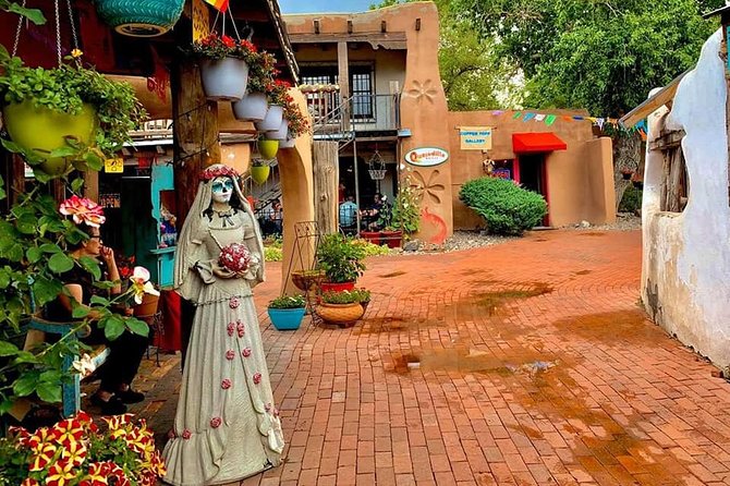 12pm - Public High Noon History, Legends & Lore Tour - Guided Old Town Stroll - Group size and the feel of the walk