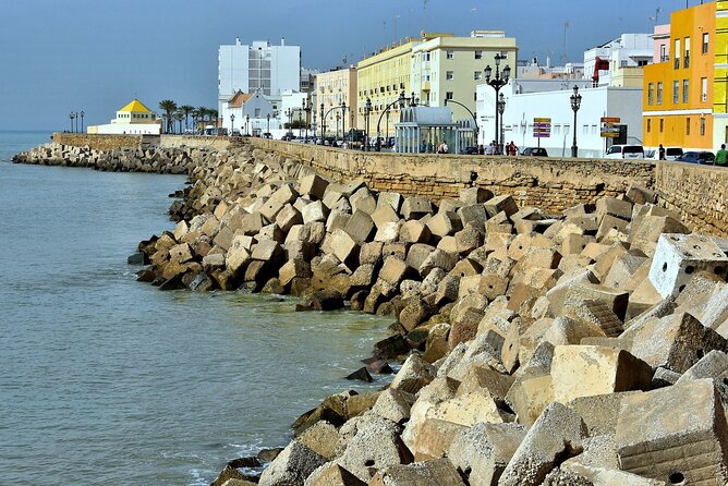 2 Hours Tour around Cádiz: History, anecdotes and curiosities - Start with Cádiz’s long story at City Hall