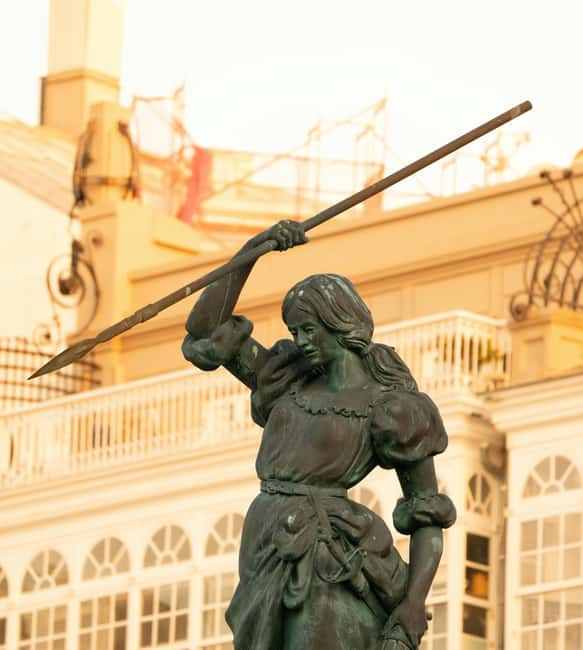 A Coruña: Historic Walking Tour Old Town and Highlights - What the guide adds