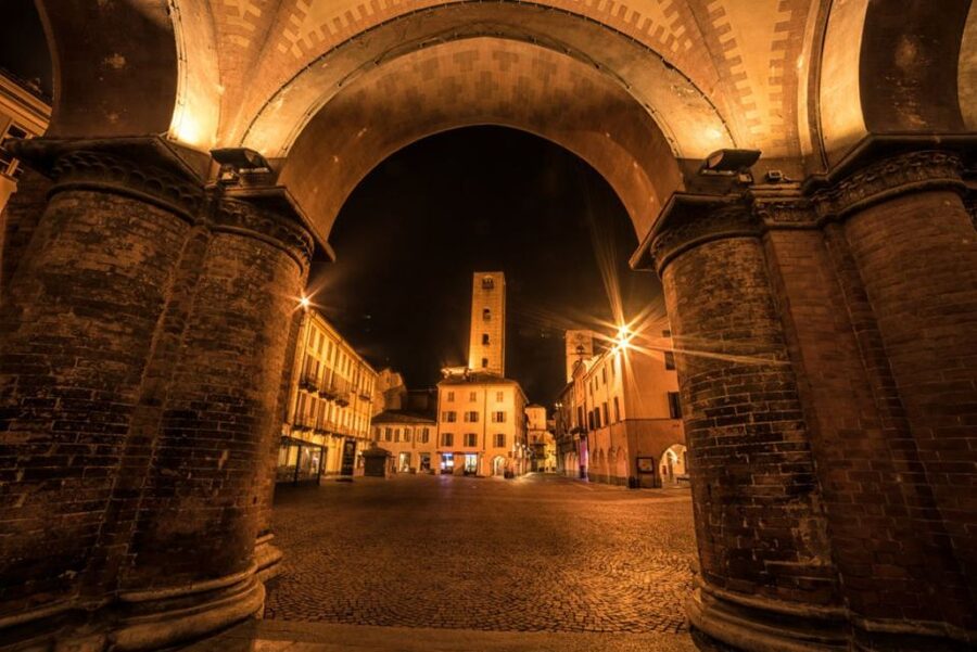 Alba: Historic Town Highlights Guided Walking Tour - The guides: Agnieszka and Guilia