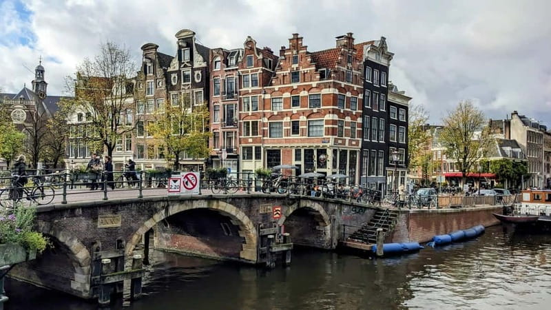 Amsterdam: 2-hour History & Culture tour with a Local - Spui and Begijnhof offer a quieter side of the center