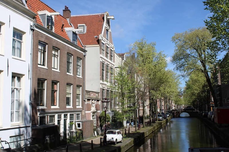 Amsterdam: 2-hour History & Culture tour with a Local - Bikes, WWII, and the city behind the postcard