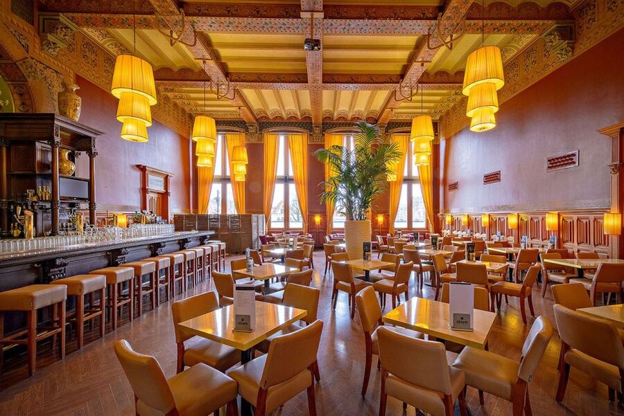 Amsterdam: 3-Course Meal in Historic 1st Class Waiting Rooms - The parrot at the bar