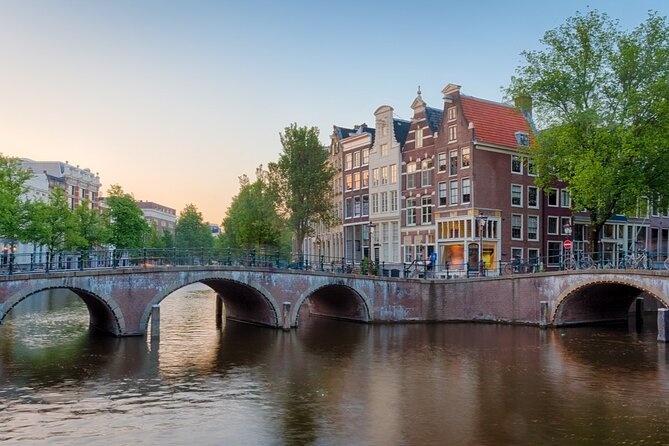 Amsterdam: Haunted History and Ghost Walking Tour - Choosing the best time and preparing for the walk