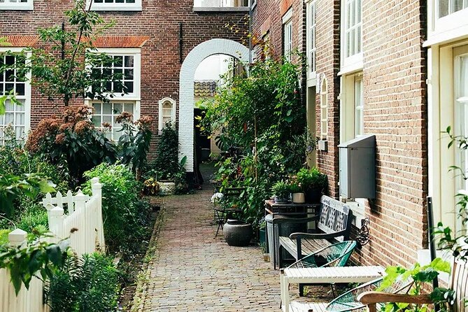 Amsterdam High-End Dutch Food & History Tour - Up to 8 guests - How much food and drink should you expect?