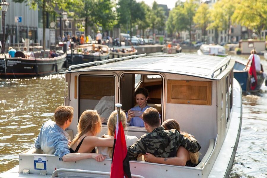 Amsterdam: Historic Boat Cruise with open bar and nibbles - Why Sophie changes the canal experience