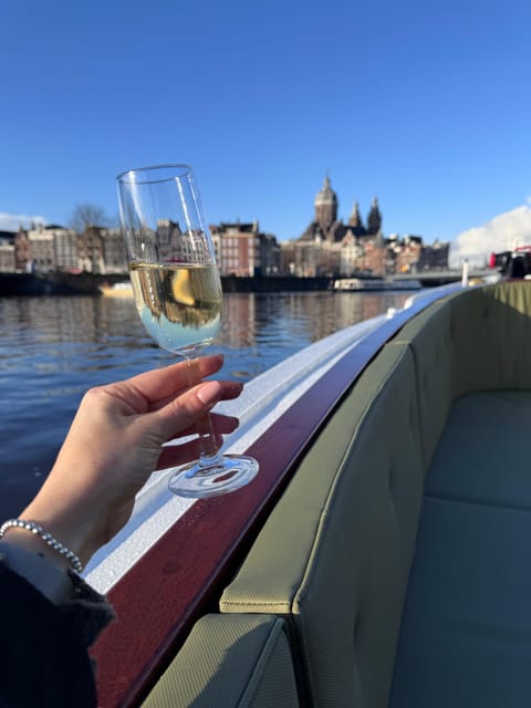 Amsterdam: Historic Boat Cruise with open bar and nibbles - Meeting Captain Bow and the first mate
