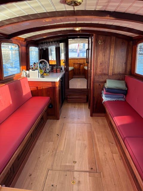 Amsterdam: Historic Boat Cruise with open bar and nibbles - A scenic hour through Amsterdam-Centrum