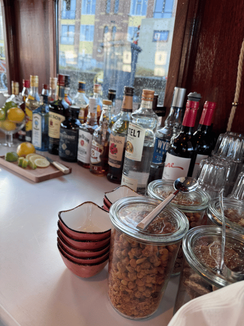 Amsterdam: Historic Boat Cruise with open bar and nibbles - Who should book this cruise