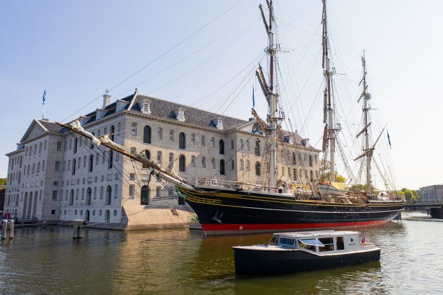 Amsterdam: Historic Boat Cruise with open bar and nibbles - Leaving from Singel near Hotel Canalview