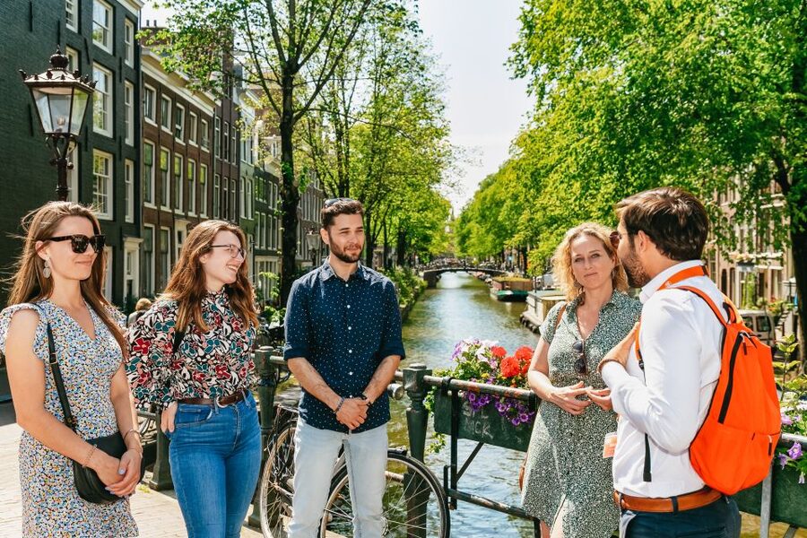 Amsterdam: Historical Highlights Walking Tour with Tasting - Key points at a glance
