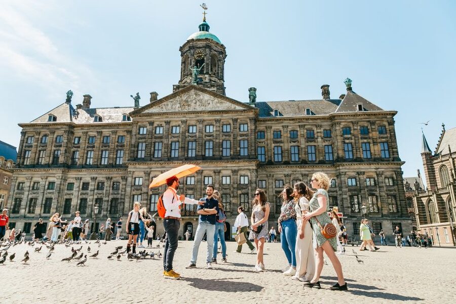 Amsterdam: Historical Highlights Walking Tour with Tasting - Why the guides are central to the experience