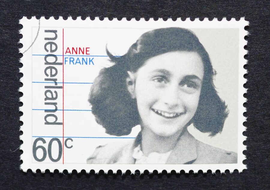 Amsterdam: Life of Anne Frank and World War II Walking Tour - The Jewish Historical Museum and the old Jewish Quarter