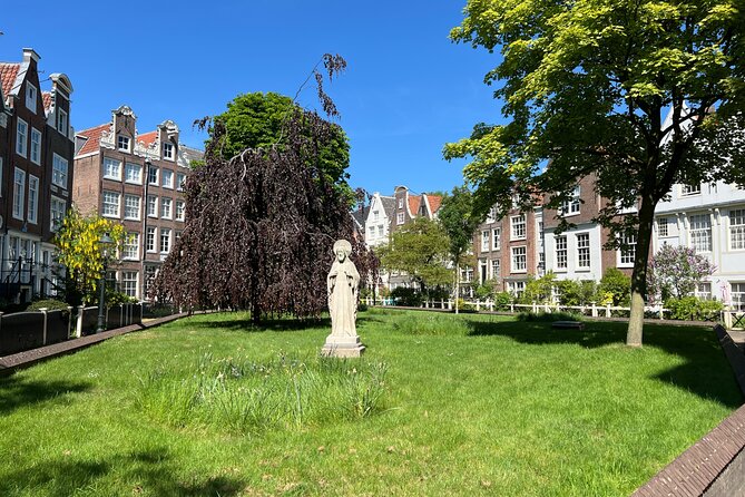 Amsterdam Walking Tour: Urban Legends & History with local guide - Quiet stories inside the Begijnhof