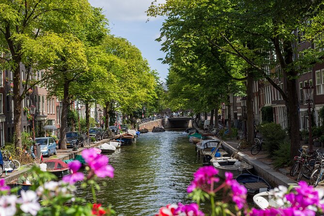 Amsterdam Walking Tour: Urban Legends & History with local guide - The guide and the small-group format