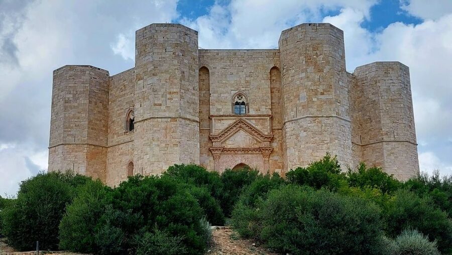 Andria: Castel del Monte Private Historical Tour - Meeting at the Parking Area and Taking the Shuttle