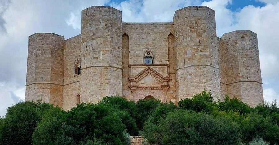 Andria: Castel del Monte Private Historical Tour - Inside the Courtyard, Rooms, and Towers