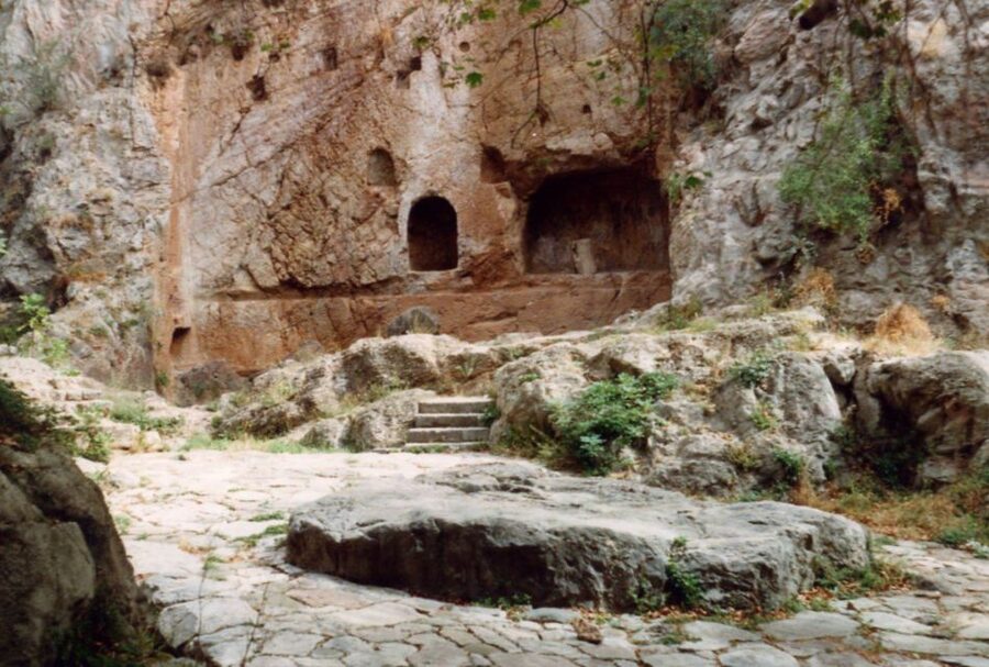Athens: Delphi, Corycian Cave, and 300 Battlefield Day Trip - Delphi rewards careful use of your two hours