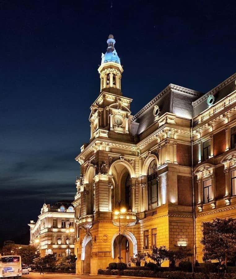 Baku Historical and modern tour in 2-3 hours+FREE Night tour - Entering Icherisheher, Baku’s Old City