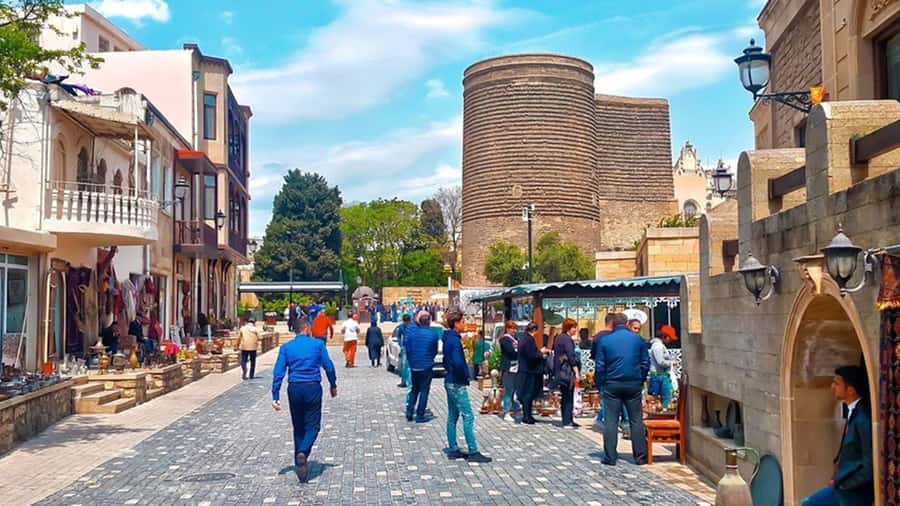 Baku: Stunning Walking Tour of Historical and Modern City - The guide can shape the experience