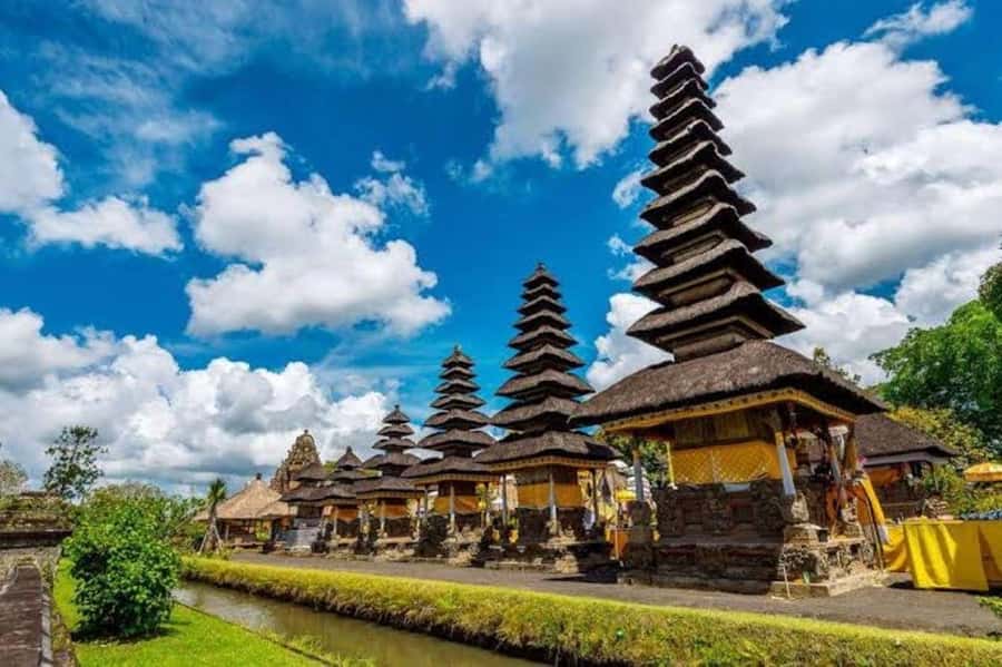 Bali: Private UNESCO World Heritage Sites Tour - Ulun Danu Beratan beside the mountain lake