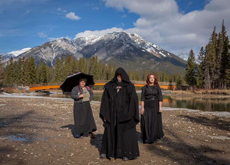 Banff: Paranormal History Walking Ghost Tour - Meeting the guide at the Good Earth Coffeehouse
