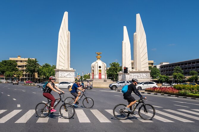 Bangkok: Backstreets and Temple Historic Bike Tour - Phra Athit Road and the first narrow lanes