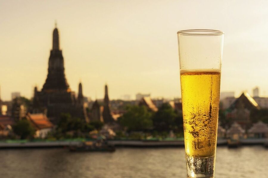Bangkok: Historical Temples Tour & Hidden Bar at Sunset - Guides, language, and the feel of the tour