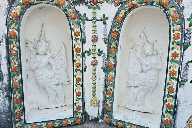 Bangkok History Temples Markets and Food Tasting - Crossing to Thonburi and visiting Wat Arun