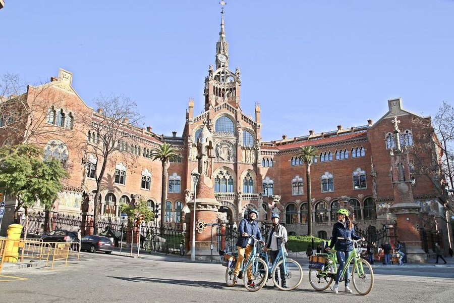 Barcelona: 2.5-Hour Bike or E-Bike Historical Tour - A quick ride through Parc de la Ciutadella