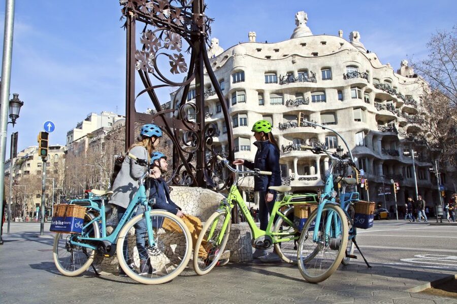 Barcelona: 2.5-Hour Bike or E-Bike Historical Tour - Casa Batlló and La Pedrera on Passeig de Gràcia