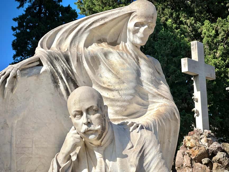 Barcelona: Cemetery Tour - Gothic Graves & Local History - The short ride to Montjuïc