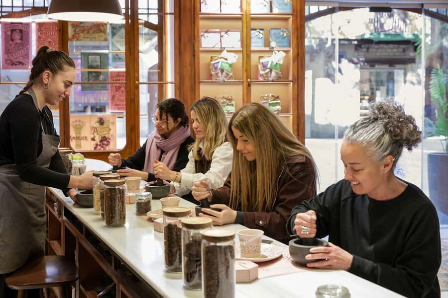 Barcelona & Chocolate Amatller History and Culture + Activity and Tasting - A short chocolate lesson in historic El Born