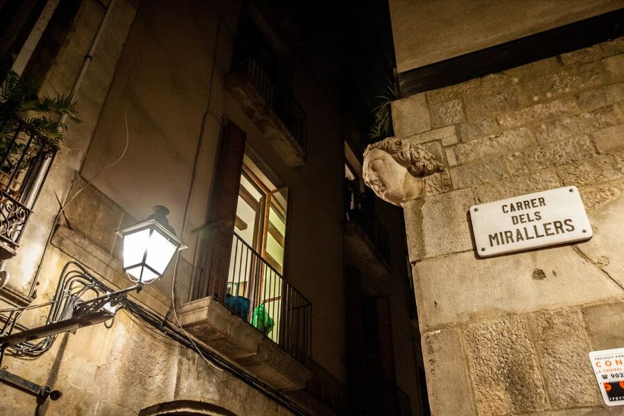 Barcelona: Dark History Night Walking Tour - Executions, cemeteries, and the city’s executioner