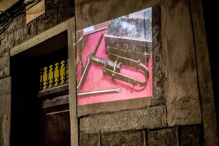 Barcelona: Dark History Night Walking Tour - Visual aids that make the stories easier to follow