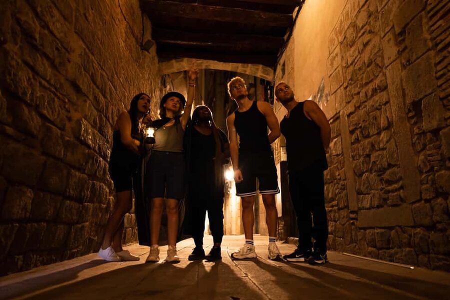 Barcelona: Gothic Quarter Tour Dark History & Ghosts Tour - Entering the Gothic Quarter’s narrow lanes