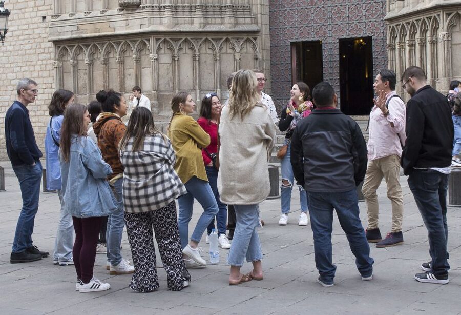 Barcelona: Market, Tasty Tapas/Food and Gothic History Tour - Jamón, Manchego, cava, and the final toast
