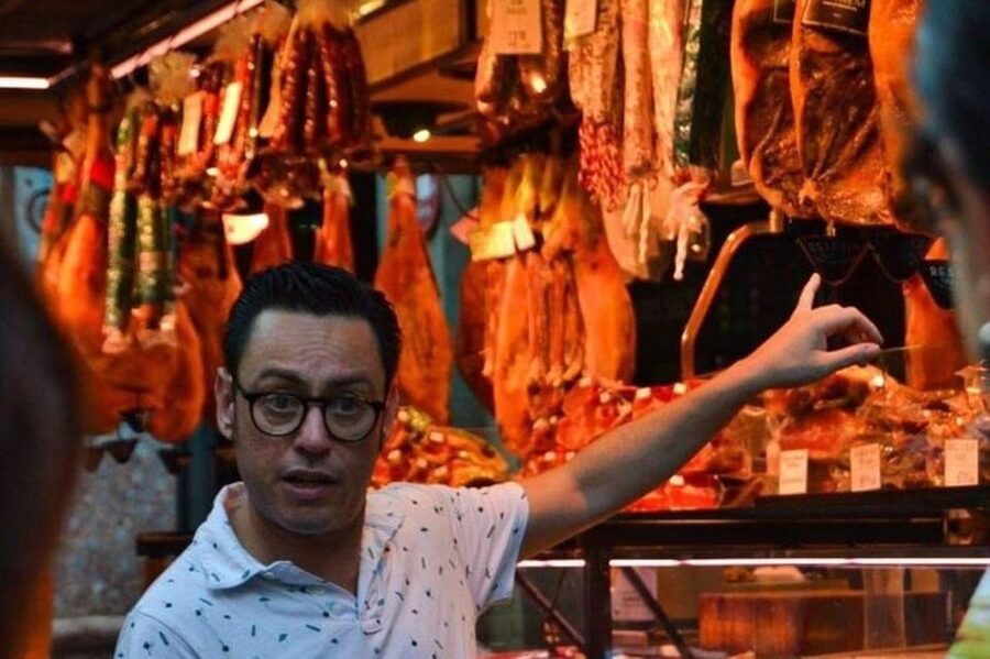 Barcelona: Tapas Walking Tour with Food, Wine, and History - The guides make the difference
