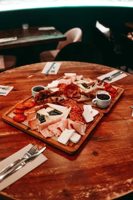 Barcelona: Tipsy Tapas & History Tour in the Gothic Quarter - The Walk Between Stops: Barcelona in Small Details