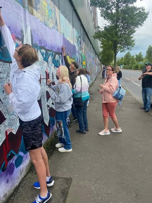 Belfast: Peacewall and Political History Black Taxi Cab Tour - What the guides add to the experience