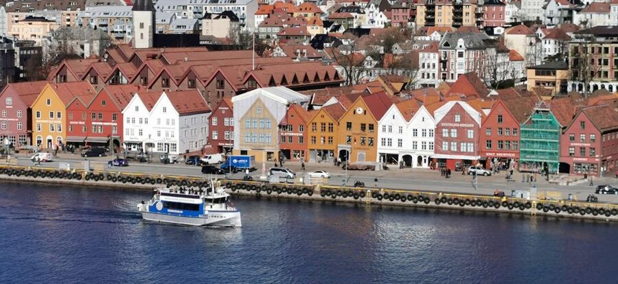 Bergen: Sightseeing Cruise of Bergen's Historic Landmarks - Comfort, cold weather, and onboard drinks