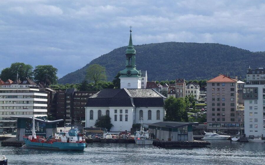 Bergen: Sightseeing Cruise of Bergen's Historic Landmarks - Homes on skerries and the Verftet hillside
