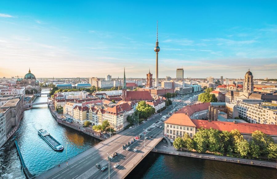 Berlin: 1-Hour Guided Tour of the Historic Center - Meeting at Hotel Adlon and reaching Brandenburg Gate