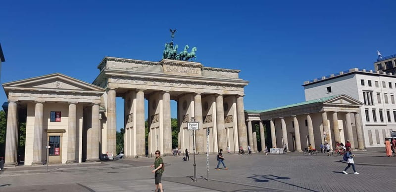 Berlin Beers & Battlefields Tour: War History & German Beer - Friedrichstraße and the Tränenpalast