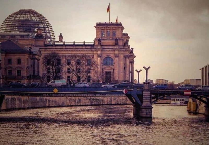 Berlin Beers & Battlefields Tour: War History & German Beer - Moltke Bridge and the fight for the Reichstag