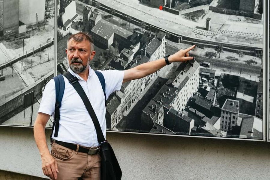 Berlin: Cold War Walking Tour on Berlin Wall Route - Arriving in Prenzlauer Berg after the Wall story