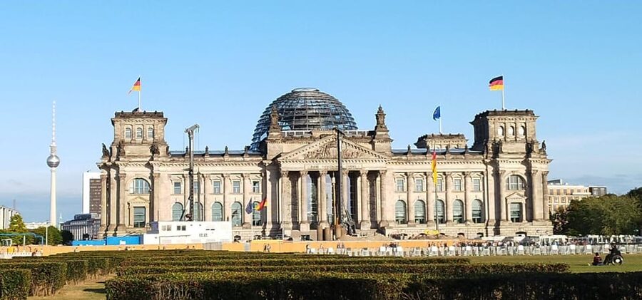 Berlin (E)Bike Tour Historical Highlights in Small groups - Checkpoint Charlie and the Berlin Wall