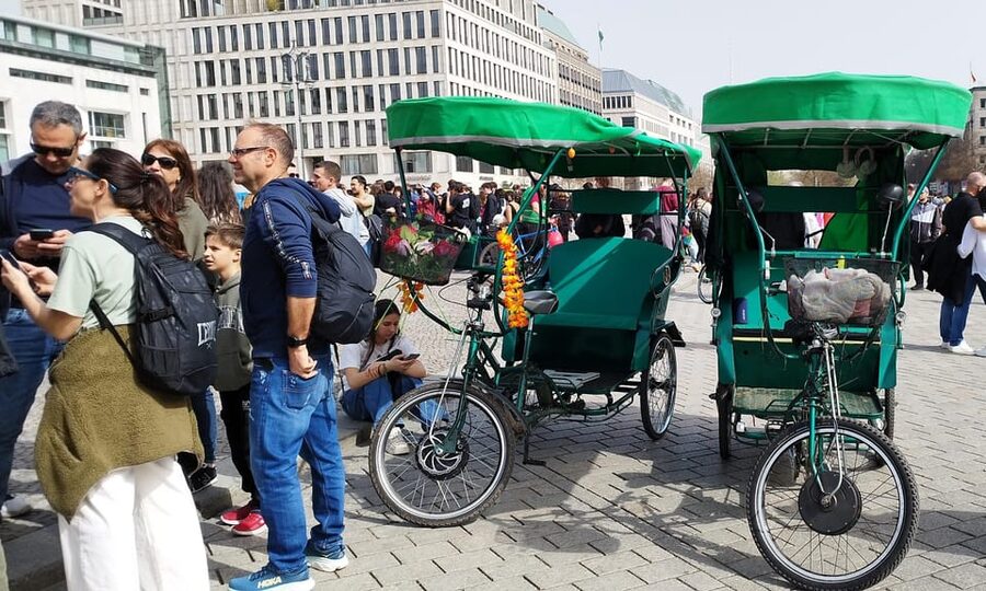 Berlin (E)Bike Tour Historical Highlights in Small groups - Guides, language, and the human side of the tour