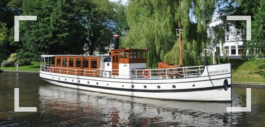 Berlin: Historic Boat Sightseeing City Center Tour - Nikolaiviertel, Tränenpalast, and the old city center